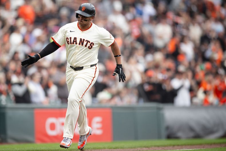 Rafael Devers de los Gigantes de San Francisco luego de conectar un jonrón ante los Rockies de Colorado, el domingo 28 de septiembre de 2025, en San Francisco. (AP Foto/Thien-An Truong)