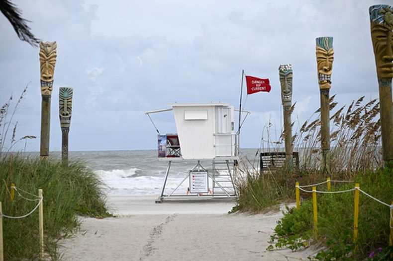 ARCHIVO - Una bandera de Peligro de corriente de resaca ondea mientras la tormenta tropical Imelda pasa frente a la costa el 29 de septiembre de 2025, en Cocoa Beach, Florida. (AP Foto/Phelan M. Ebenhack, archivo)