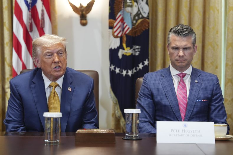 El presidente de Estados Unidos, Donald Trump, izquierda, con el secretario de Defensa, Pete Hegseth, derecha, en una reunión del gabinete en la Casa Blanca, el martes 8 de julio de 2025, en Washington. (AP Foto/Evan Vucci)