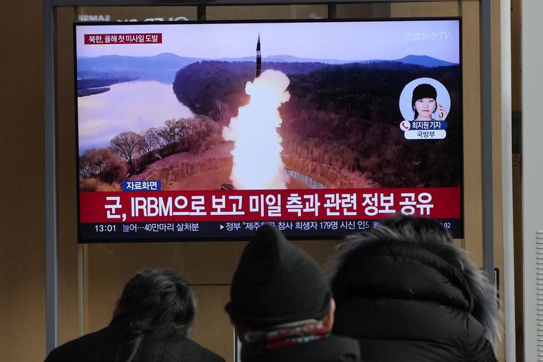 Un televisor muestra una imagen de archivo de un lanzamiento de misil de Corea del Norte durante un noticiero en una estación de tren de Seúl, Corea del Sur, el lunes 6 de enero de 2025. (AP Foto/Ahn Young-joon)