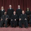 ARCHIVO - Jueces de la Corte Suprema posan para la foto tras la incorporación de la jueza Ketanji Brown Jackson, en la sede de la corte, Washington, 7 de octubre de 2022. Sentados, izquierda a derecha: jueces Sonia Sotomayor, Clarence Thomas, presidente de la corte John Roberts, Samuel Alito y Elena Kagan. De pie, izquierda a derecha, jueces Amy Coney Barrett, Neil Gorsuch, Brett Kavanaugh y Ketanji Brown Jackson. El asunto medular en debate en la corte el 25 de abril de 2024 es si un expresidente goza de inmunidad por medidas tomadas cuando estaba en funciones, y en ese caso, hasta dónde se extiende la inmunidad. (AP Foto/J. Scott Applewhite)