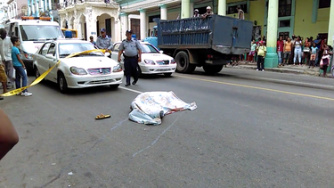 [video] ex militar cubano se suicida lanzandose desde el balcon de su casa, en la habana