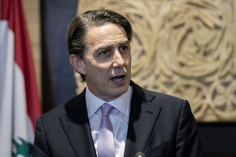 Amos Hochstein, asesor de alto nivel del presidente Joe Biden, pronuncia una declaración ante los medios tras su reunión con el presidente del Parlamento Nabih Berri, en Beirut, Líbano, el miércoles 20 de noviembre de 2024. (AP Foto/Bilal Hussein)