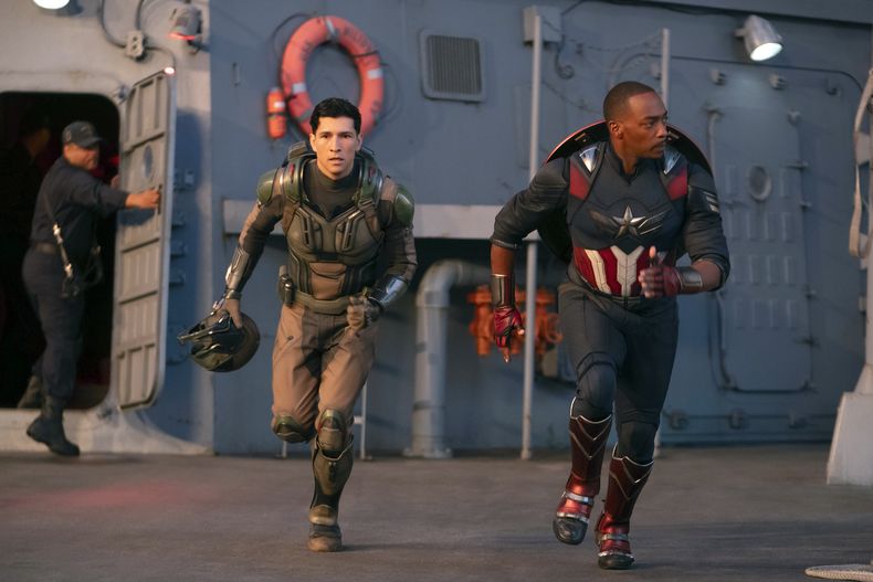 Esta imagen publicada por Disney muestra a Danny Ramírez, a la izquierda, y Anthony Mackie en una escena de Capitán América: Un nuevo mundo de Marvel Studios. (Eli Adé/Marvel Studios-Disney vía AP)