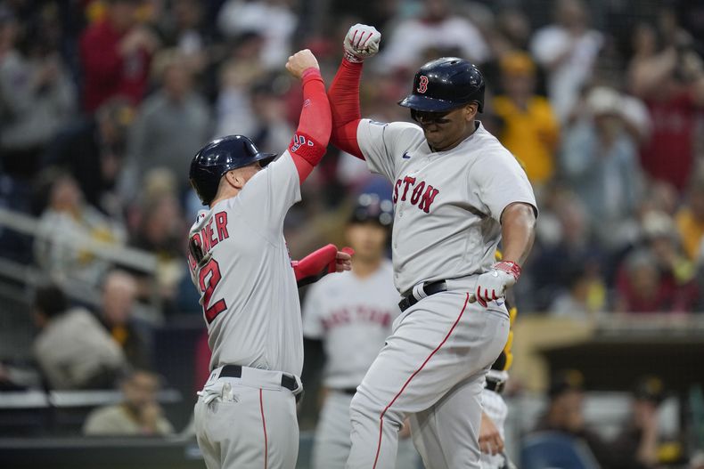 Rafael Devers, derecha, de los Medias Rojas de Boston, celebra con su compañero de equipo Justin Turner después de batear cuadrangular de tres carreras durante la tercera entrada del juego de béisbol en contra de los Padres de San Diego, el viernes 19 de mayo de 2023, en San Diego. (AP Foto/Gregory Bull)