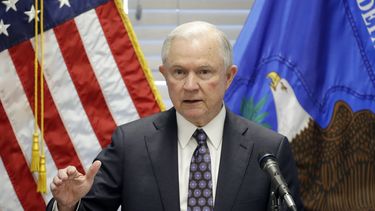 Trump carga contra Sessions en entrevista en New York Times