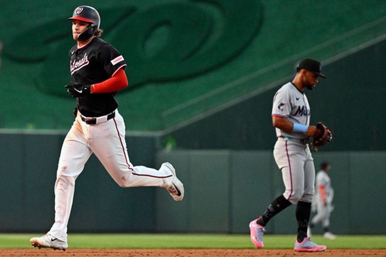 Brady House, de los Nacionales de Washington, recorre las bases luego de conseguir un jonrón de tres carreras ante los Marlins de Miami, el viernes 28 de agosto de 2026 (AP Foto/John McDonnell)