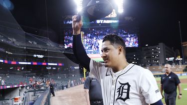 Keider Montero de los Tigres de Detroit saluda a los fanáticos tras lanzar un juego completo ante los Rockies de Colorado, el martes 10 de septiembre de 2024, en Detroit. (AP Foto/Duane Burleson)