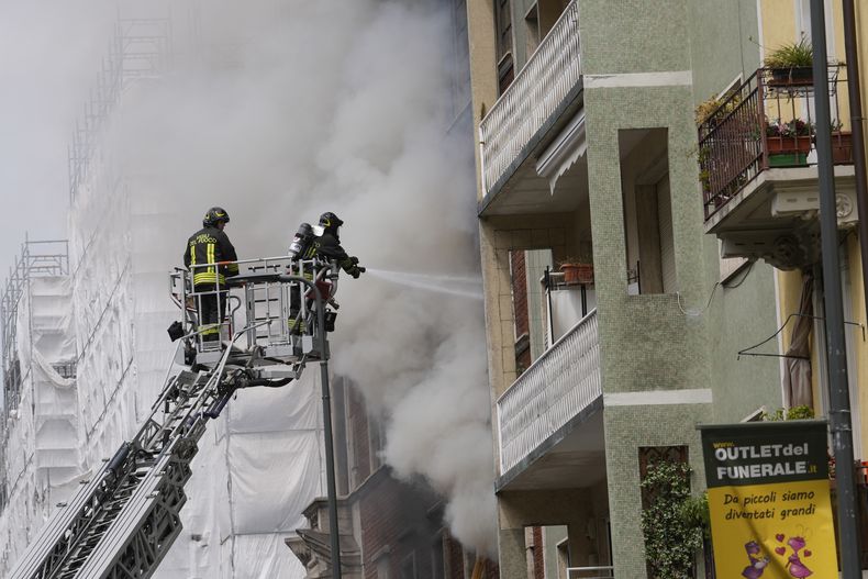 La escena después de la explosión en Milán, Italia, el 11 de mayo de 2023.. (Foto AP /Luca Bruno)