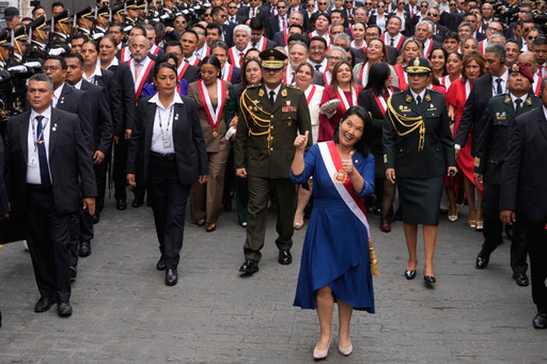 La presidenta de Perú, Keiko Fujimori, camina hacia el palacio presidencial tras su toma de posesión, el martes 28 de julio de 2026, en Lima, Perú. (AP Foto/Martín Mejía)