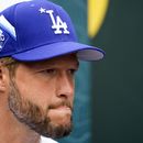 Clayton Kershaw, de los Dodgers de Los Ángeles, escucha una pregunta el lunes 10 de julio de 2023, en Seattle (AP Foto/Lindsey Wasson)
