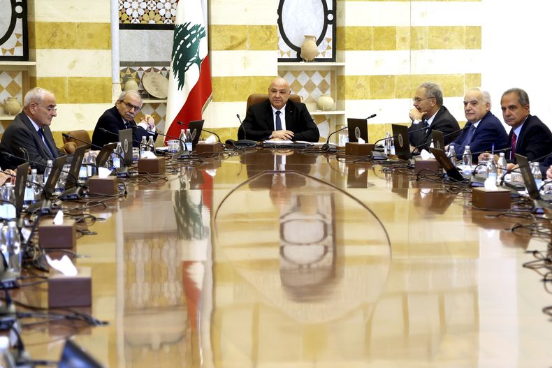 En esta foto difundida por la oficina de prensa de la Presidencia libanesa, el presidente libanés Joseph Aoun, en el centro, y el primer ministro libanés Nawaf Salam, al fondo a la izquierda, presiden una reunión del Consejo de Ministros en el palacio presidencial de Baabda, al este de Beirut, Líbano, el martes 5 de agosto de 2025. (Oficina de prensa de la Presidencia libanesa a través de AP)