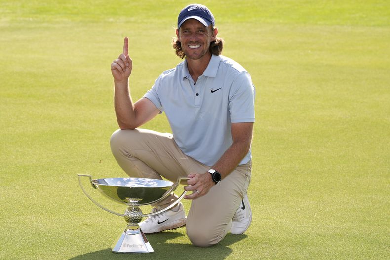 Tommy Fleetwood sostiene el trofeo del campeonato después de la ronda final del torneo de golf Tour Championship, el domingo 24 de agosto de 2025, en Atlanta. (AP Photo/Mike Stewart)