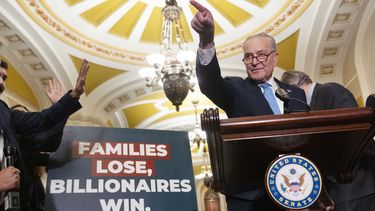 ARCHIVO - El líder de la minoría en el Senado, Chuck Schumer, de Nueva York, atiende a un periodista el 19 de febrero de 2025, tras un almuerzo político en el Capitolio en Washington. (AP foto/Jacquelyn Martin, archivo)