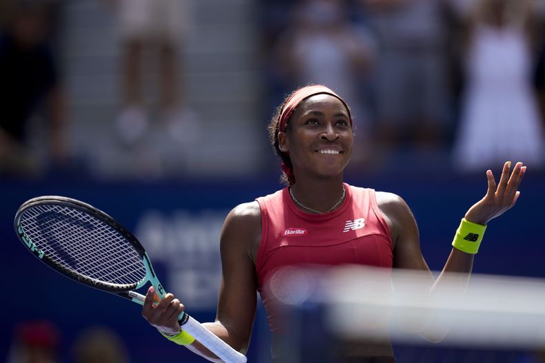 Coco Gauff reacciona tras derrotar a Jelena Ostapenko en los cuartos de final del US Open, el martes 5 de septiembre de 2023, en Nueva York. (AP Foto/Manu Fernández)