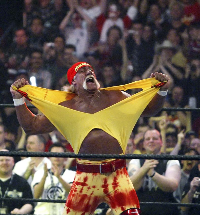 ARCHIVO - Hulk Hogan fires up the crowd between matches at WrestleMania 21 at the Staples Center in Los Angeles, April 3, 2005. (Foto AP/Chris Carlson, archivo)
