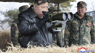 En esta imagen difundida por el gobierno norcoreano, el mandatario de Corea del Norte Kim Jong Un, a la izquierda, supervisa ejercicios de artillería, el 7 de marzo de 2024, en Corea del Norte. (Agencia Central de Noticias de Corea/Korea News Service vía AP, Archivo)