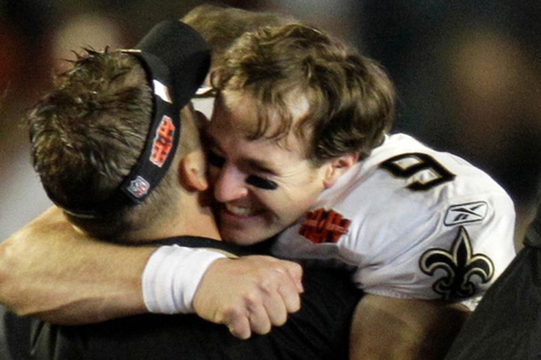ARCHIVO - El quarterback de los Saints de Nueva Orleans, Drew Brees (9), abraza al entrenador en jefe Sean Payton después de que los Saints ganaran el Super Bowl XLIV de la NFL en Miami, el 7 de febrero de 2010. (Foto AP/Chuck Burton, Archivo)