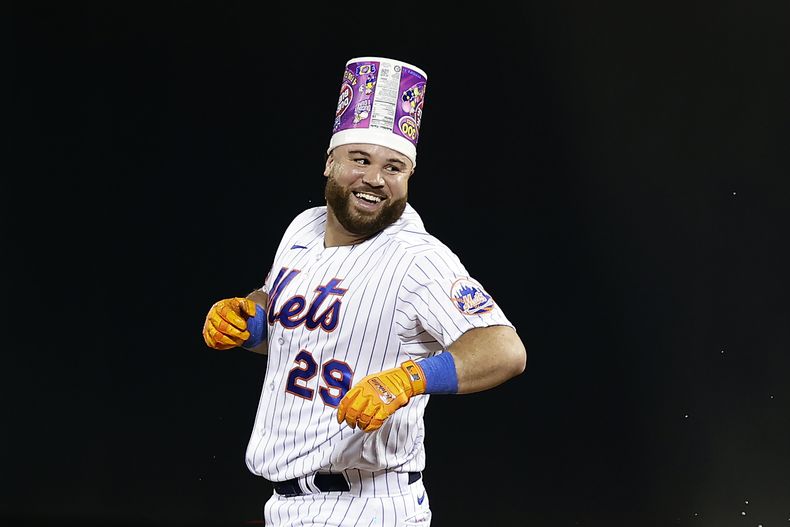 DJ Stewart, de los Mets de Nueva York, festeja luego de recibir un pelotazo con las bases llenas para conseguir el triunfo sobre los Rangers de Texas, el miércoles 30 de agosto de 2023 (AP Foto/Adam Hunger)