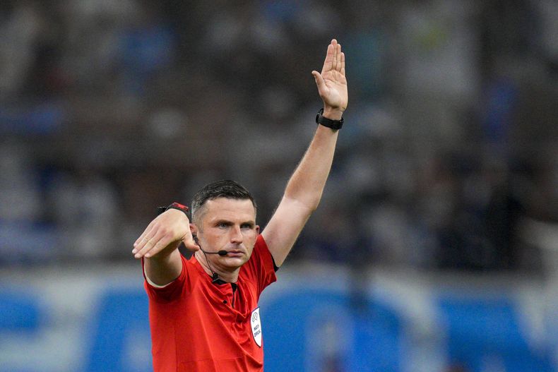 El árbitro Michael Oliver da direcciones en el encuentro de la Liga de Campeones entre el Marsella y el Panathinaikos el martes 15 de agosto del 2023. (AP Foto/Daniel Cole)
