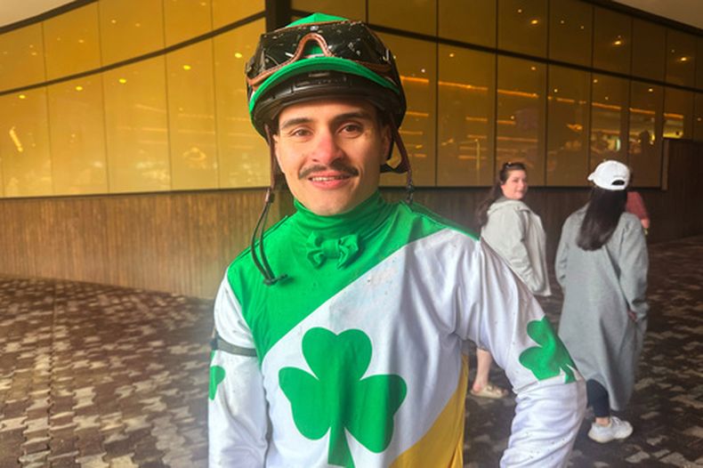 El jockey Cristian Torres posa para una foto después de la quinta carrera en Churchill Downs en Louisville, Kentucky, el viernes 1 de mayo de 2026. (AP Foto/Stephen Whyno)
