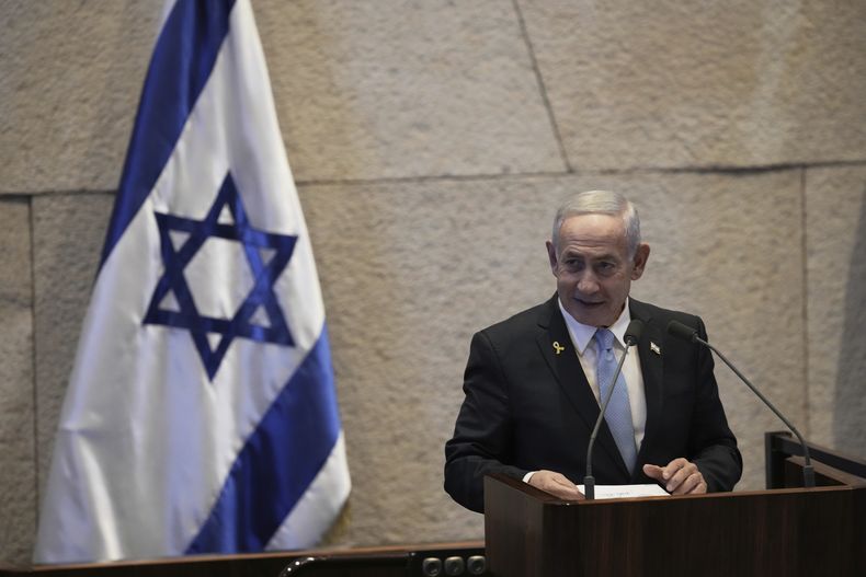 El primer ministro israelí Benjamin Netanyahu pronuncia un mensaje de bienvenida durante la visita del presidente argentino Javier Milei a la Knéset, el Parlamento israelí, en Jerusalén, el miércoles 11 de junio de 2025. (AP Foto/Ohad Zwigenberg)