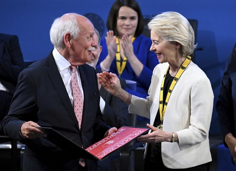 La presidenta de la Comisión Europea, Ursula von der Leyen, recibe el Premio Carlomagno de manos de Juergen Linden, presidente del Consejo de Administración del Premio Carlomagno, en Aquisgrán, Alemania, el jueves 29 de mayo de 2025. (Federico Gambarini/DPA vía AP, Pool)