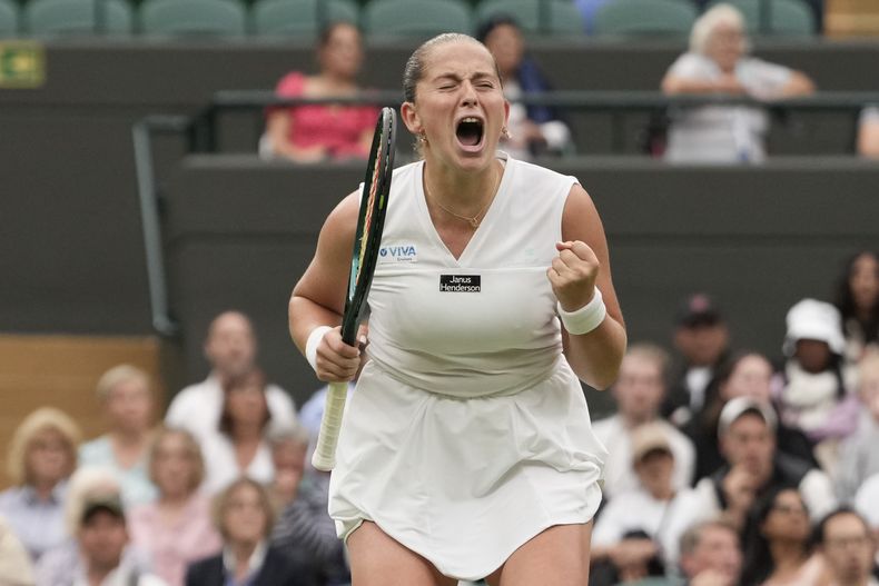 En foto del 8 de julio del 2024, la letona Jelena Ostapenko celebra al vencer a la kazaja Yulia Putintseva en la cuarta ronda de Wimbledon. (AP Foto/Alberto Pezzali)