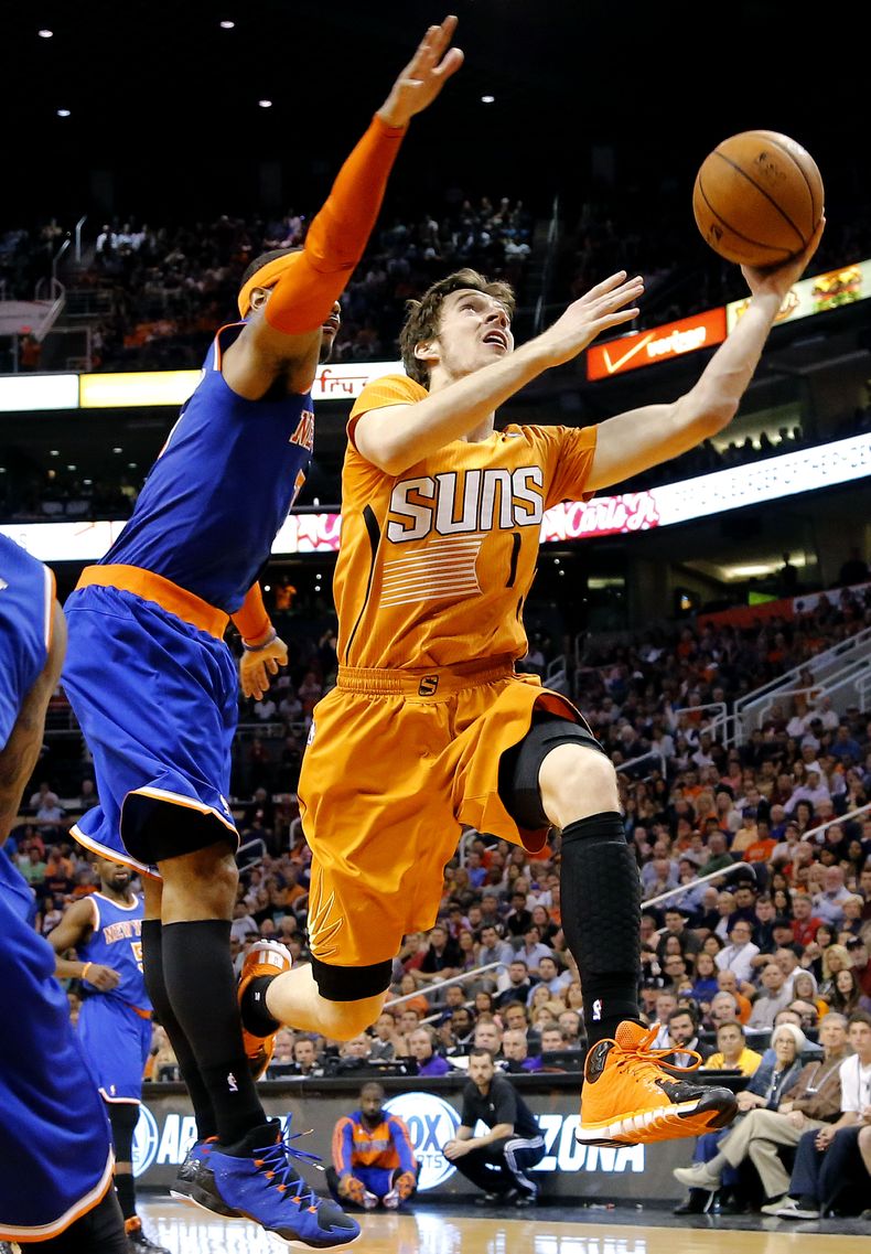 Goran Dragic (der) se apresta a anotar por los Suns contra los Knicks el 28 de marzo del 2014 en Phoenix. El esloveno fue elegido el jugador que m&aacute;s progresos hizo esta temporada en la NBA.  (AP Photo/Matt York, File)