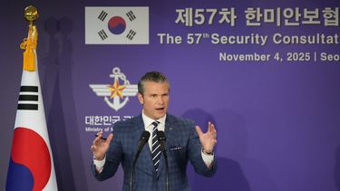 El secretario de Defensa de Estados Unidos Pete Hegseth durante una conferencia de prensa con su homólogo surcoreano Ahn Gyu-back, el martes 4 de noviembre de 2025, en Seúl, Corea del Sur. (AP Foto/Lee Jin-man, Pool)