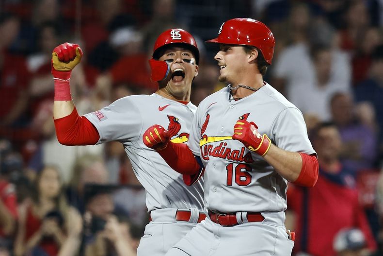 Nolan Gorman (16), de los Cardenales de San Luis, festeja con Lars Nootbaar luego de conectar un jonrón de dos carreras en el juego del viernes 12 de mayo de 2023, ante los Medias Rojas de Boston (AP Foto/Michael Dwyer)