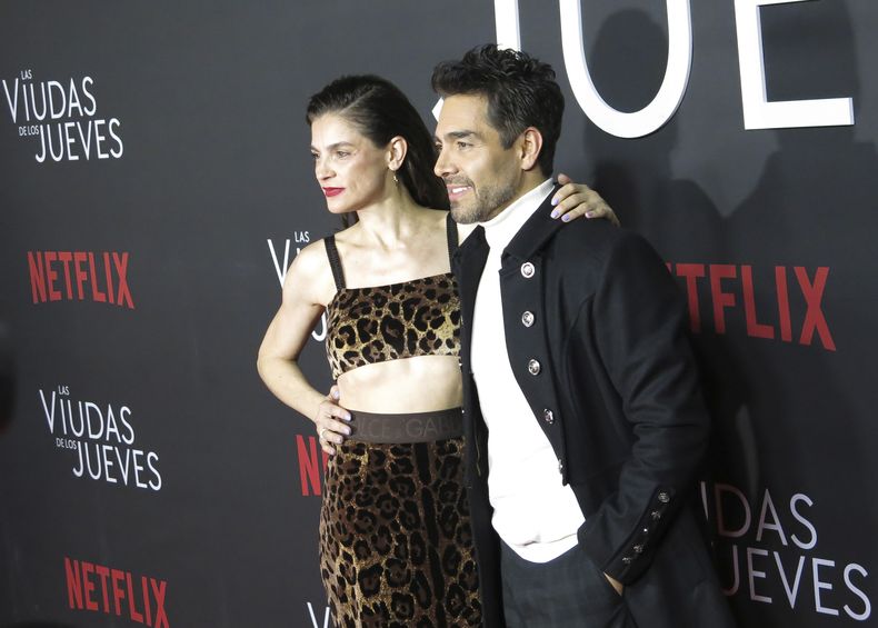 Los actores Irene Azuela, izquierda, y Omar Chaparro posan en la alfombra roja de la serie de Netflix Las viudas de los jueves en la Ciudad de México el martes 5 de septiembre de 2023. (Foto AP/Berenice Bautista)