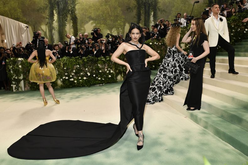 Rosalía llega a la gala benéfica del Instituto del Vestido del Museo Metropolitano de Arte para celebrar la inauguración de la exposición Sleeping Beauties: Reawakening Fashion el lunes 6 de mayo de 2024, en Nueva York. (Foto Evan Agostini/Invision/AP)