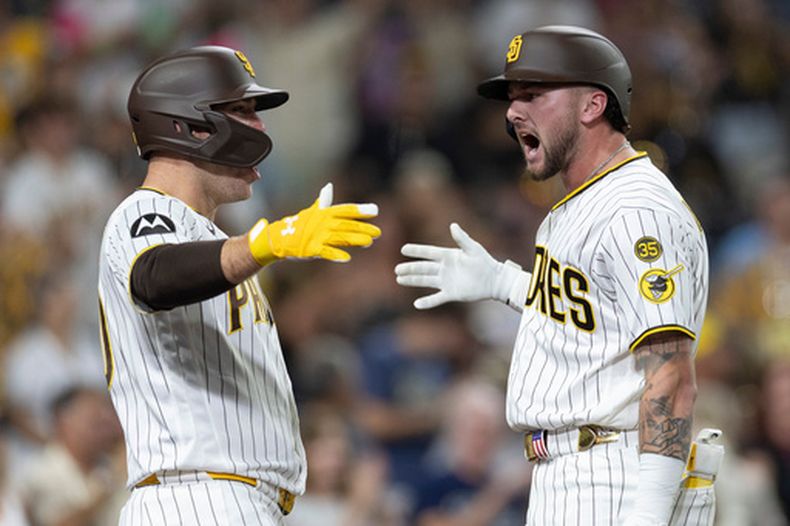 Jackson Merrill, derecha, de los Padres de San Diego, celebra con su compañero de equipo Gavin Sheets después de batear un jonrón de dos carreras en la séptima entrada del juego de béisbol de Grandes Ligas ante los Cerveceros de Milwaukee, el lunes 20 de agosto de 2026, en San Diego. (AP Foto/Karl Anderson)