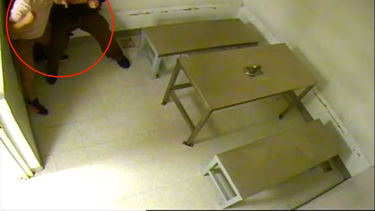 prisionero golpea hasta dejar inconsciente a un oficial dentro de la estacion policial de miami-dade