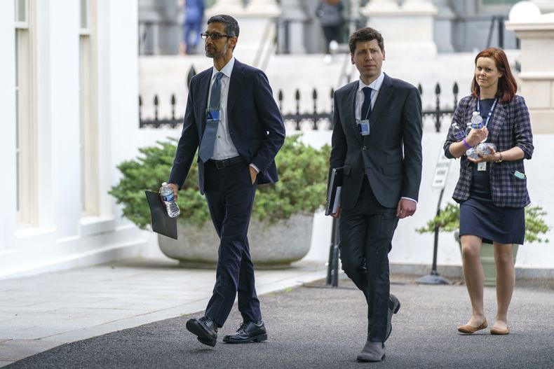 Sundar Pichai, izquierda, director general de Alphabet, y Sam Altman, director general de OpenAI, al centro, llegan a la Casa Blanca para una reunión con la vicepresidenta Kamala Harris sobre inteligencia artificial, el jueves 4 de mayo de 2023, en Washington. (AP Foto/Evan Vucci)