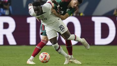 El estadounidense Folarin Balogun y el mexicano César Montes disputan un balón en la primera mitad del partido por las semifinales de la Liga de Naciones de CONCACAF, el jueves 15 de junio de 2023, en Las Vegas. (AP Foto/John Locher)