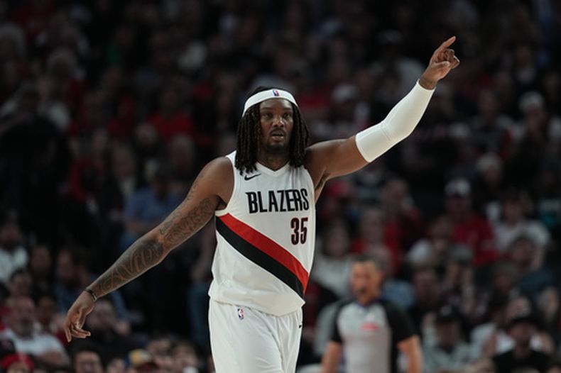 ARCHIVO - El pívot de los Trail Blazers de Portland, Robert Williams III (35), hace señales a sus compañeros durante la segunda mitad del tercer partido de una serie de primera ronda de los playoffs de la NBA contra los Spurs de San Antonio, en Portland, Oregón, el viernes 24 de abril de 2026. (Foto AP/Jenny Kane, Archivo)