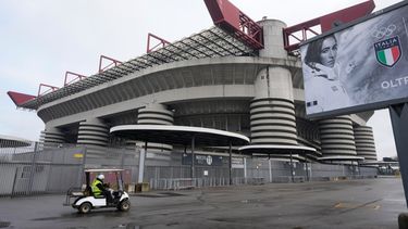 ARCHIVO — Un trabajador conduce un carrito de golf a las afueras del Estadio San Siro durante los ensayos para la ceremonia de apertura de los Juegos Olímpicos de Invierno de Milán-Cortina 2026, en Milán, el 24 de enero de 2026. (Foto AP/Luca Bruno, Archivo)