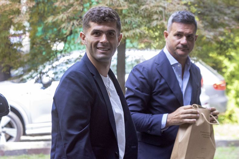 El estadounidense Christian Pulisic sonríe a su arribo a Milán para realizarse los exámenes médicos antes de firmaron con el AC Milan, el miércoles 12 de julio de 2023. (Stefano Porta/LaPresse via AP)