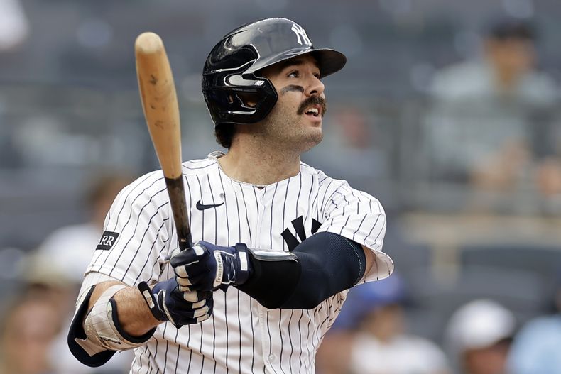 El estadounidense Austin Wells, de los Yankees de Nueva York, observa su elevado de sacrificio durante la sexta entrada de un juego de béisbol contra los Azulejos de Toronto, el sábado 6 de septiembre de 2025, en Nueva York. (AP Photo/Adam Hunger)