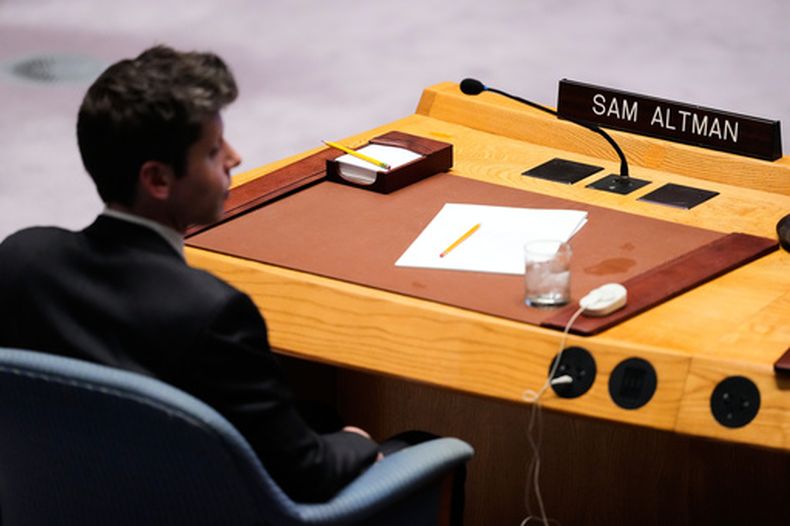 Sam Altman, director general de OpenAI, escucha durante una reunión del Consejo de Seguridad de la ONU en la 81ra sesión de la Asamblea General de Naciones Unidas en la sede de la ONU, el miércoles 23 de septiembre de 2026. (AP Foto/Yuki Iwamura)