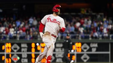 Harper pega 3 hits y Filis mantienen dominio sobre Rockies