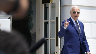 El presidente Joe Biden saluda a los periodistas camino hacia el helicóptero Marine One en el jardín sur de la Casa Blanca en Washington, el lunes 29 de julio de 2024. (Foto AP/Susan Walsh)