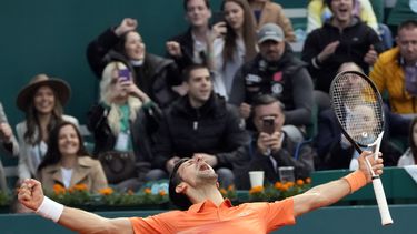 Djokovic saca apretada victoria en Serbia y va a semis