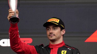 Charles Leclerc de Ferrarri en el podio tras quedar tercero en el Gran Premio de Azerbaiyán, el domingo 30 de abril de 2023, en Bakú. (AP Foto/Darko Bandic)