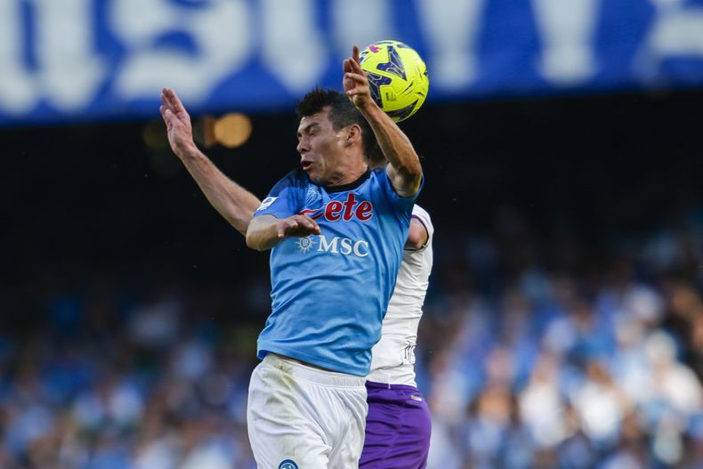 Hirving Lozano, del Napoli, disputa un centro en un partido ante la Fiorentina, el domingo 7 de mayo de 2023 (Alessandro Garofalo/LaPresse via AP)