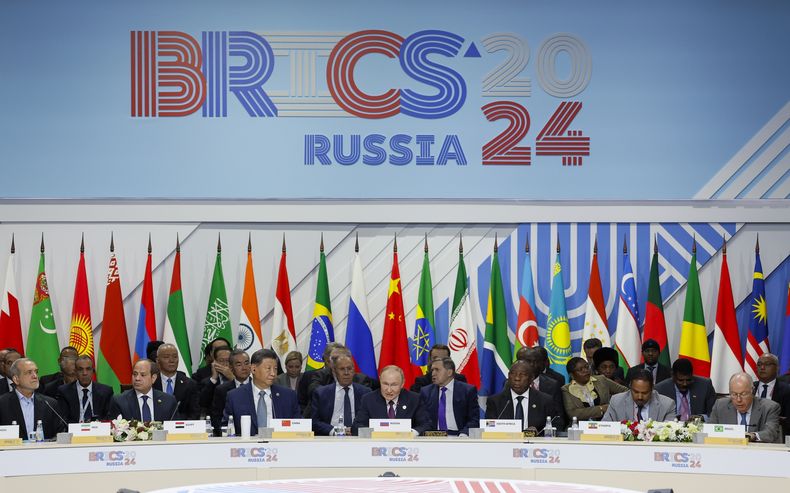 En esta imagen de archivo, de izquierda a derecha, el presidente de Irán, Masoud Pezeshkian; el de Egipto, Abdel Fattah el-Sisi; el de China, Xi Jinping; el de Rusia, Vladímir Putin; el de Sudáfrica, Cyril Ramaphosa; el primer ministro de Etiopía, Abiy Ahmed, y el ministro de Exteriores de Brasil, Mauro Vieira, asisten a una conferencia en la cumbre de los BRICS en Kazan, Rusia, el 24 de octubre de 2024. (Maxim Shemetov, Pool Foto vía AP, archivo)