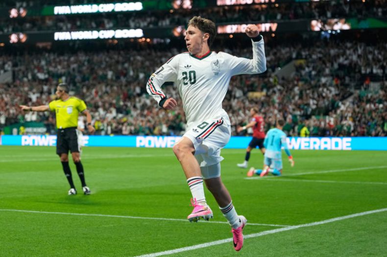 Mateo Chávez, de México, festeja su gol ante República Checa en un duelo mundialista disputado el miércoles 24 de junio de 2026 en el Estadio Azteca (AP Foto/Silvia Izquierdo)