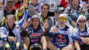 americateve | El franc&eacute;s Cyril Despres (segundo a la derecha) y el argentino Marcos Patronelli (segundo a la izquierda) posan previo a la largada simb&oacute;lica del Rally Dakar Sudam&eacute;rica el s&aacute;bado 4 de enero de 2014. (AP Foto/Victor R. Caivano)